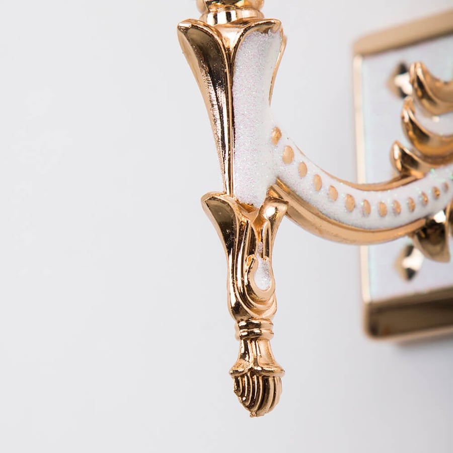 A single classic wall appliqué with decorative glass arms