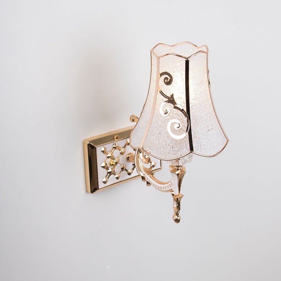 A single classic wall appliqué with decorative glass arms