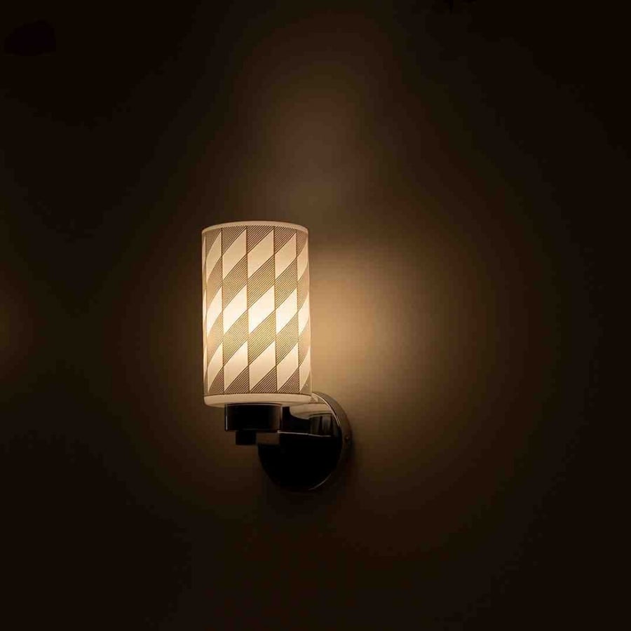 Single glass wall lamp with checkered decoration