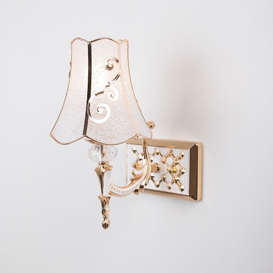 A single classic wall appliqué with decorative glass arms