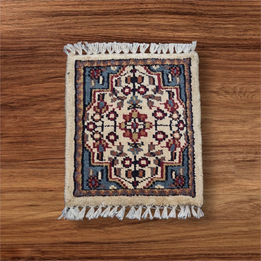 قطعة سجاد  كشميري صناعة يدوي 30*30 تقريبا