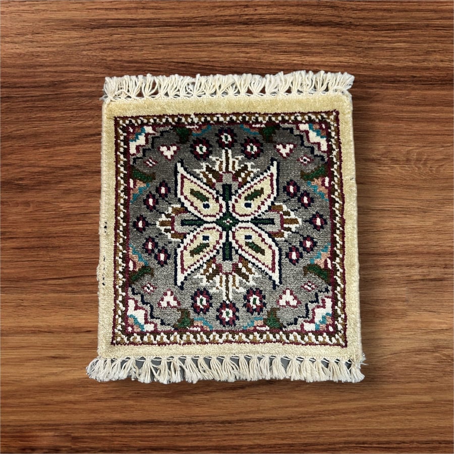 قطعة سجاد  كشميري صناعة يدوي 30*30 تقريبا