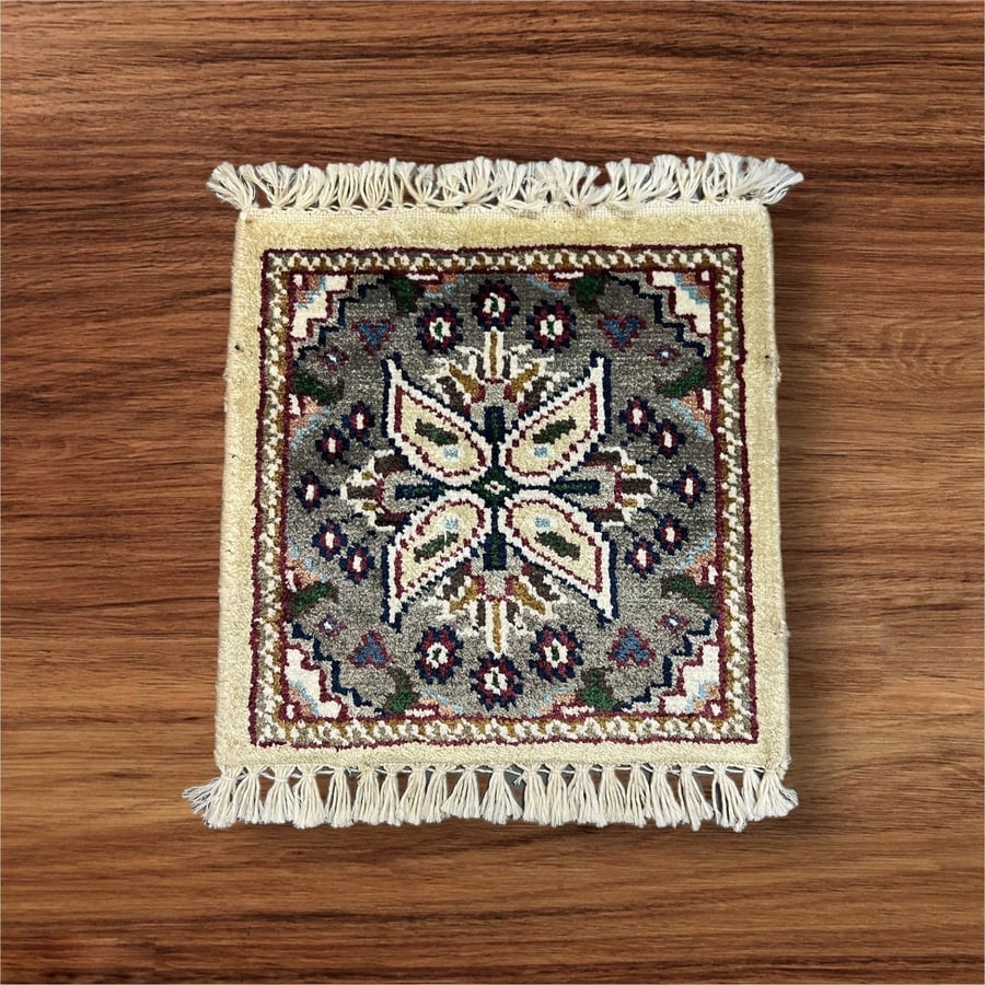 قطعة سجاد  كشميري صناعة يدوي 30*30 تقريبا
