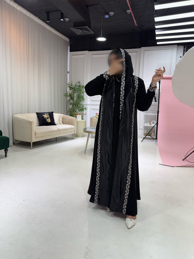 عباية سوداء كريب كوري بتفاصيل التفتة الناعمة وكلفة السدو التراثية