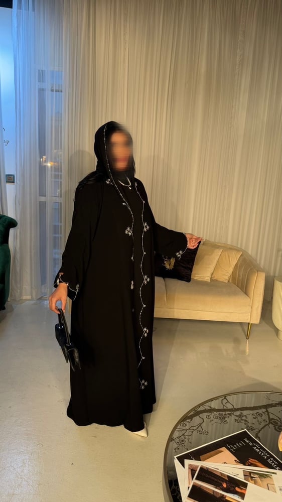 عباية كريب ملكي سوداء بتطريز يدوي ذهبي فاخر (هاند ميد)