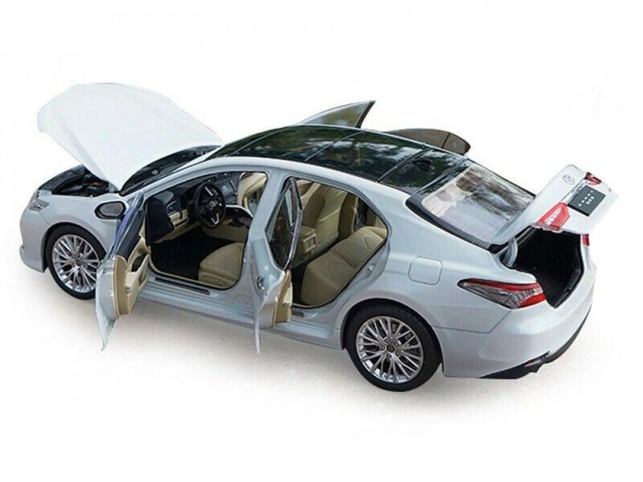 Toyota Camry 8th Generation White 1:18 Diecast Car Model