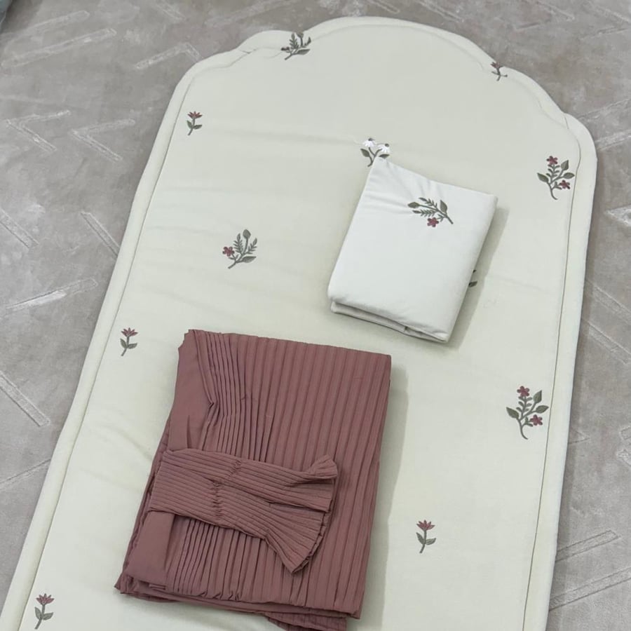 Prayer set with scattered ورد (Mord) cloth