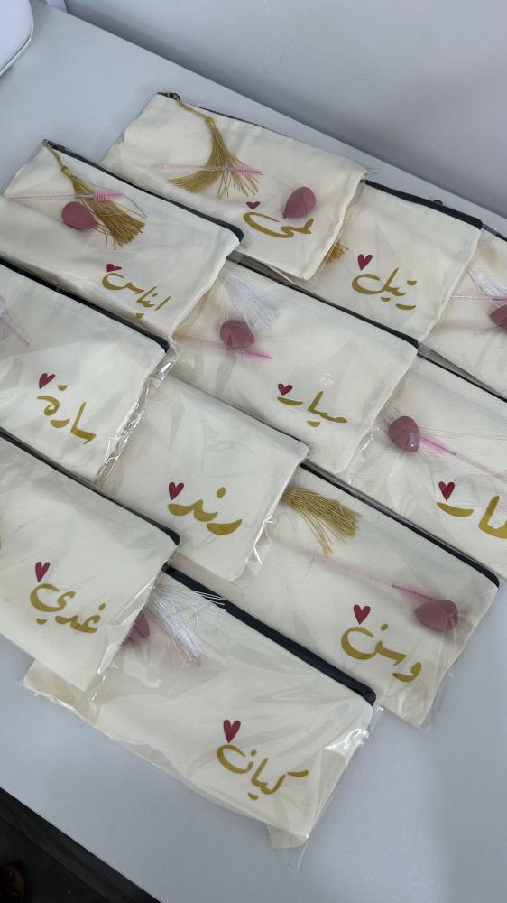 محافظ مع كتابة الاسم