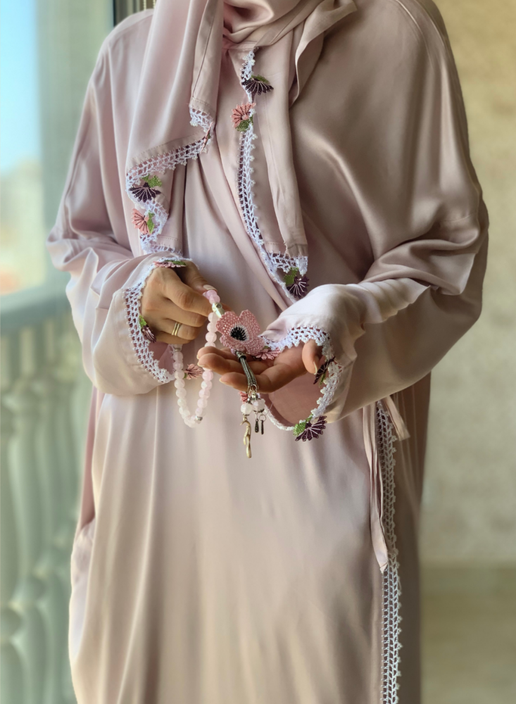 شرشف صلاة لف وردي على موف فاتح بالكروشيه و الورد