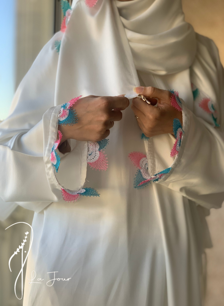 شرشف صلاة لف  أبيض اويا أزرق وفوشي