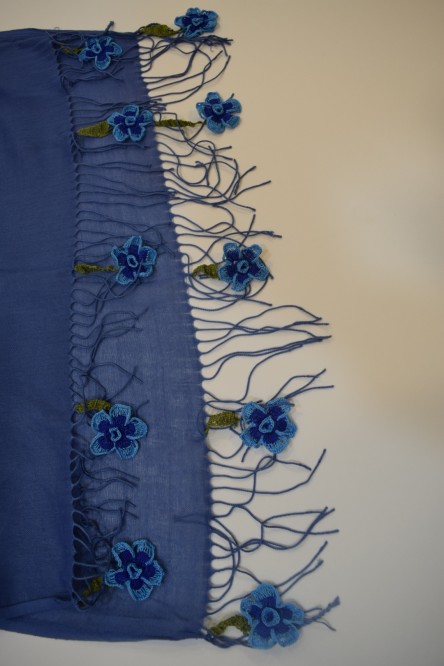 Scarf crocheted with Turkish blue Oya flowers