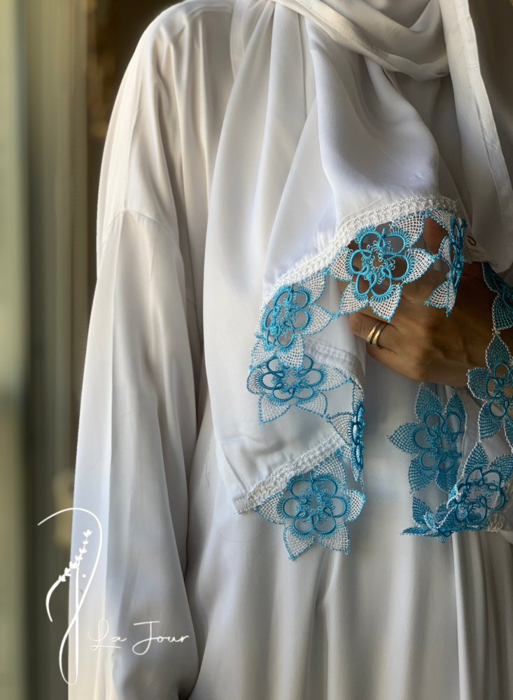 شرشف صلاة ابيض  اويا ورد ازرق