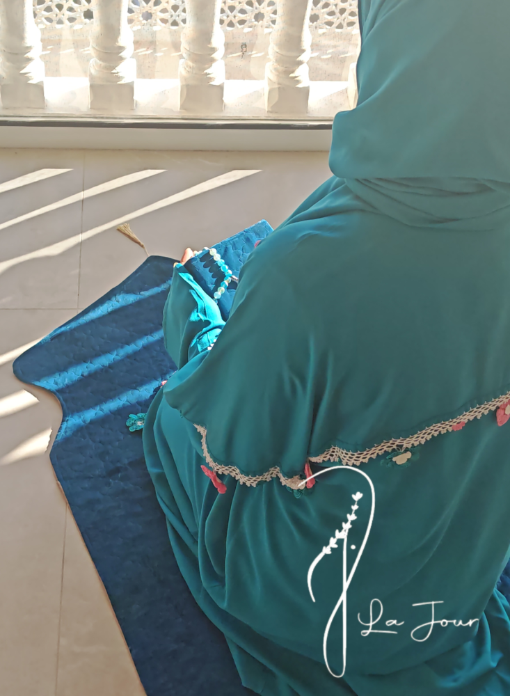 شرشف صلاة لف فيروزي بالكروشيه وردي يدوي