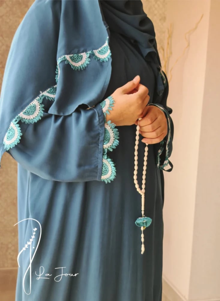 شرشف صلاة لف ازرق غامق مزين بالاويا من لاجور