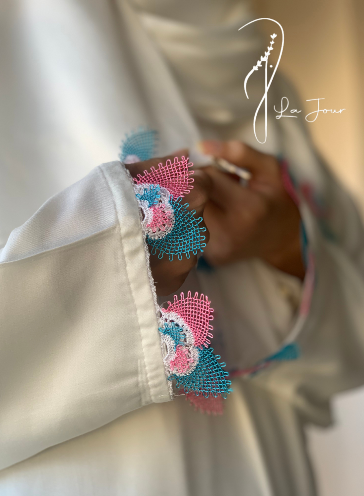 شرشف صلاة لف  أبيض اويا أزرق وفوشي
