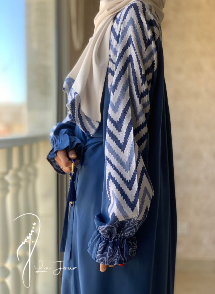 شرشف صلاة لف رسم باتيك أزرق وكحلي  الطرحة مثبتة