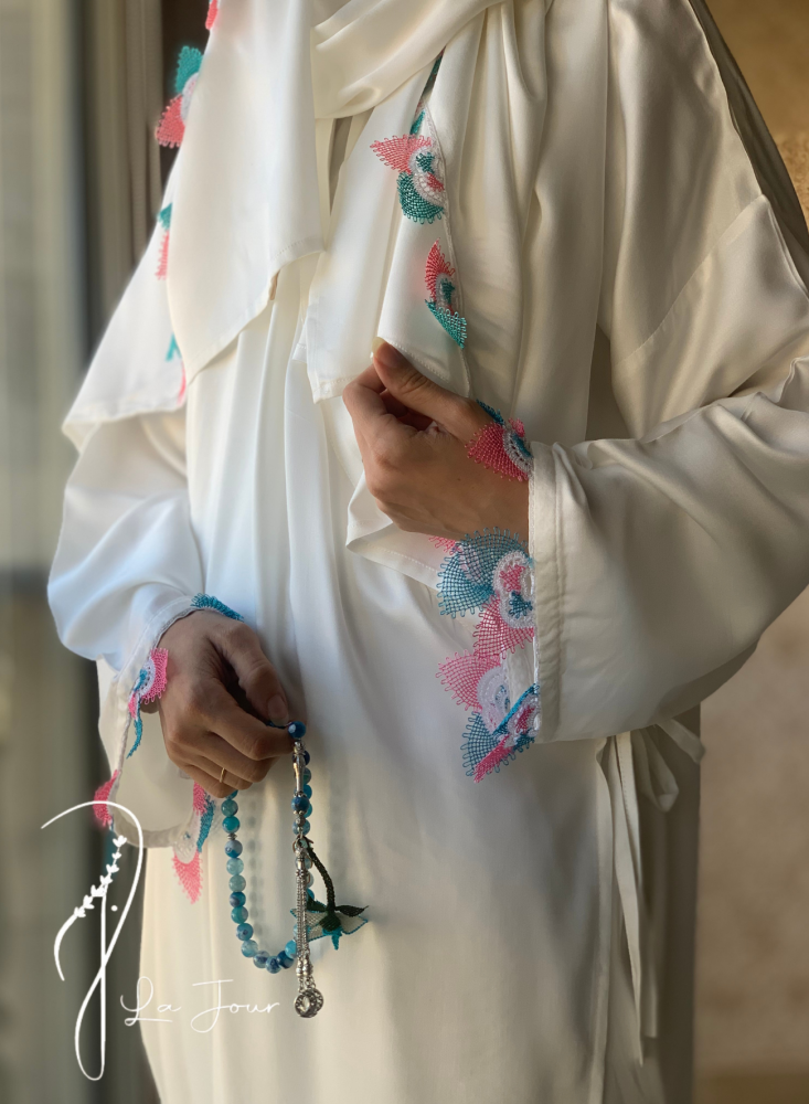 شرشف صلاة لف  أبيض اويا أزرق وفوشي