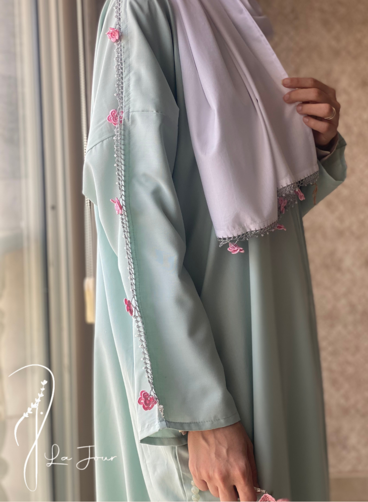 جلابية صلاة تفني سستة مزينة بالكروشيه الوردي