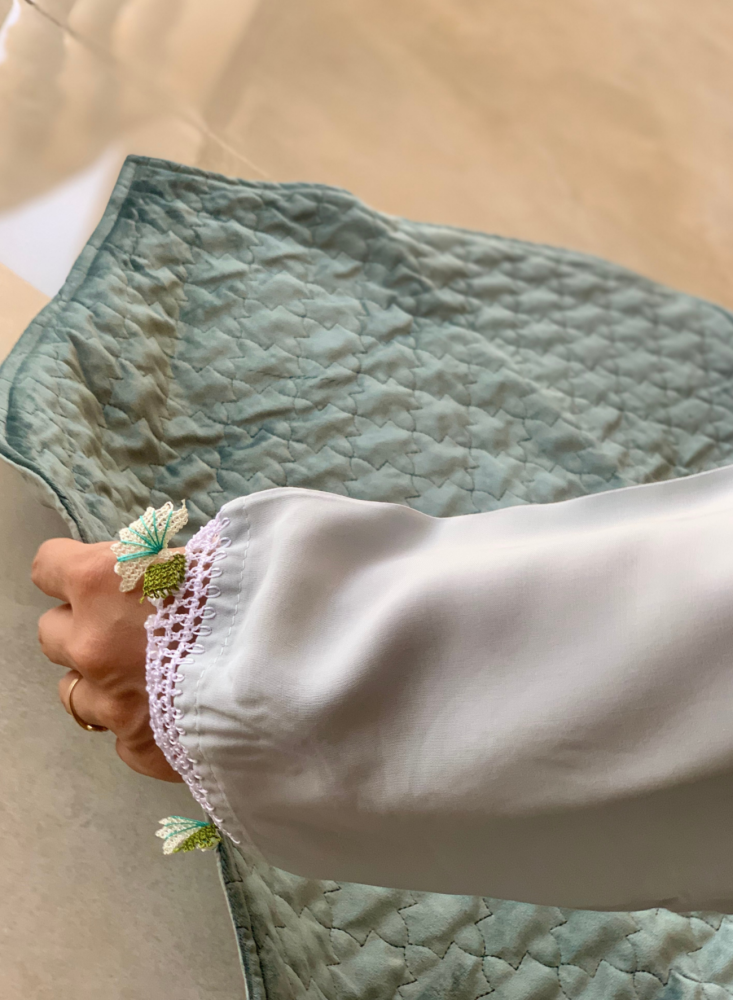 شرشف صلاة لف أخضر باستيل بالكروشيه و الورد الاويا احمر وسماوي