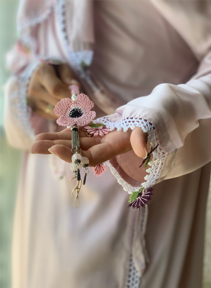 شرشف صلاة لف وردي على موف فاتح بالكروشيه و الورد