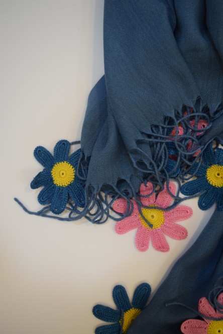 Scarf crocheted with Turkish Oya flowers, blue and pink