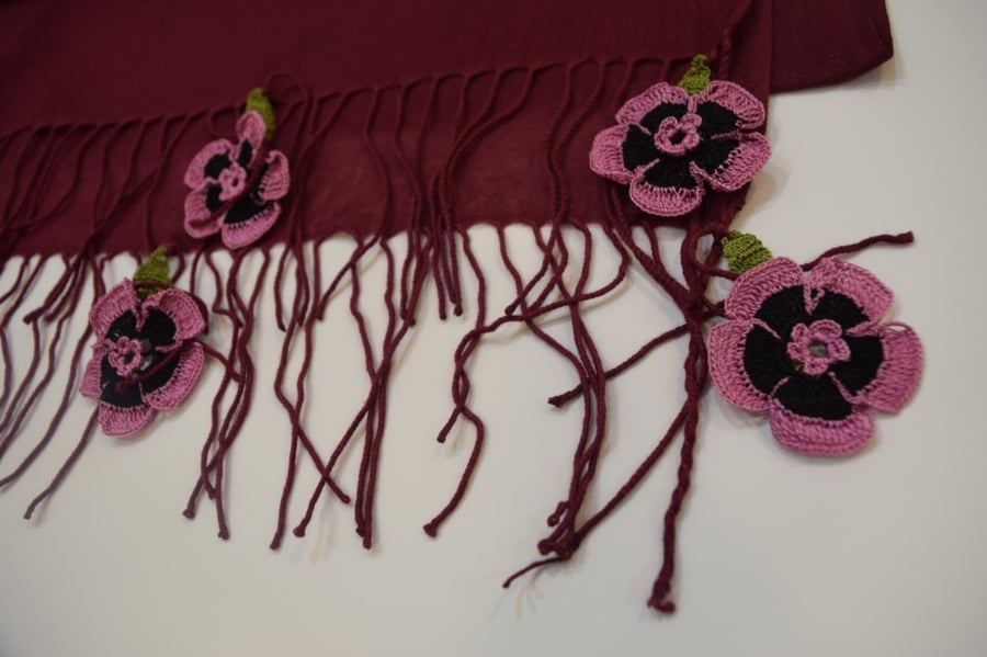 Scarf crocheted with red Turkish Oya flowers
