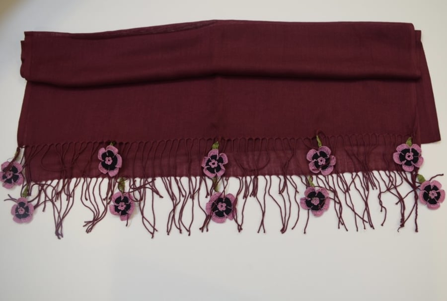 Scarf crocheted with red Turkish Oya flowers