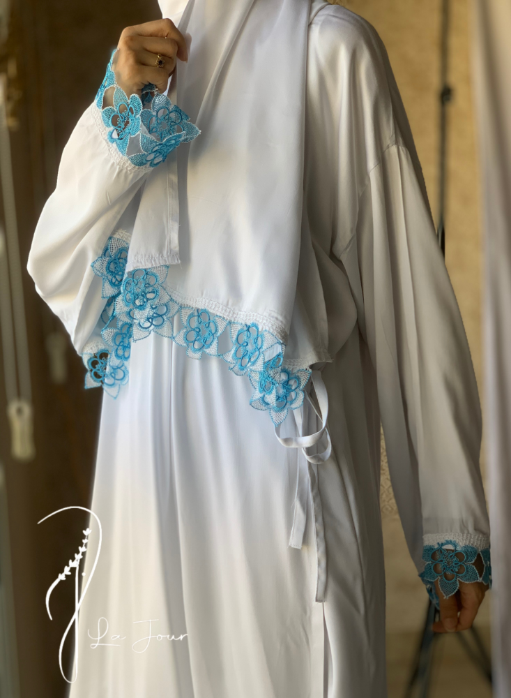 شرشف صلاة ابيض  اويا ورد ازرق