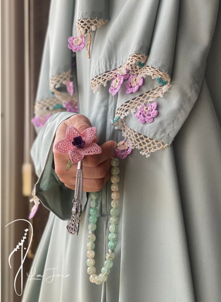 شرشف  صلاة أخضر باستيل  سستة مزينة بالكروشيه الوردي
