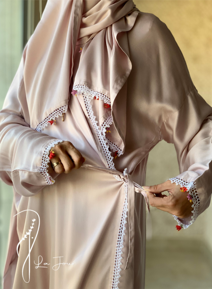 شرشف صلاة لف وردي على موف فاتح بالكروشيه و الورد الملون
