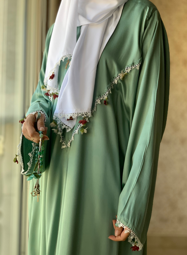 شرشف صلاة سستة أخضر فستقي مزين بالكروشيه و الورد الاويا