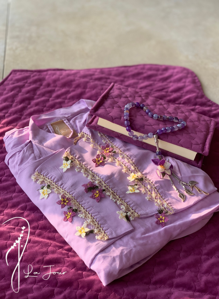 شرشف صلاة لف موف فاتح بالكروشيه و الورد الاويا