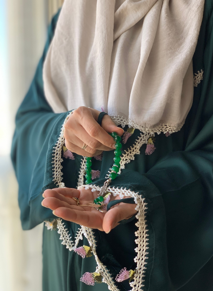 شرشف صلاة سستة اخضر غامق مزين بالكروشيه و الورد الاويا