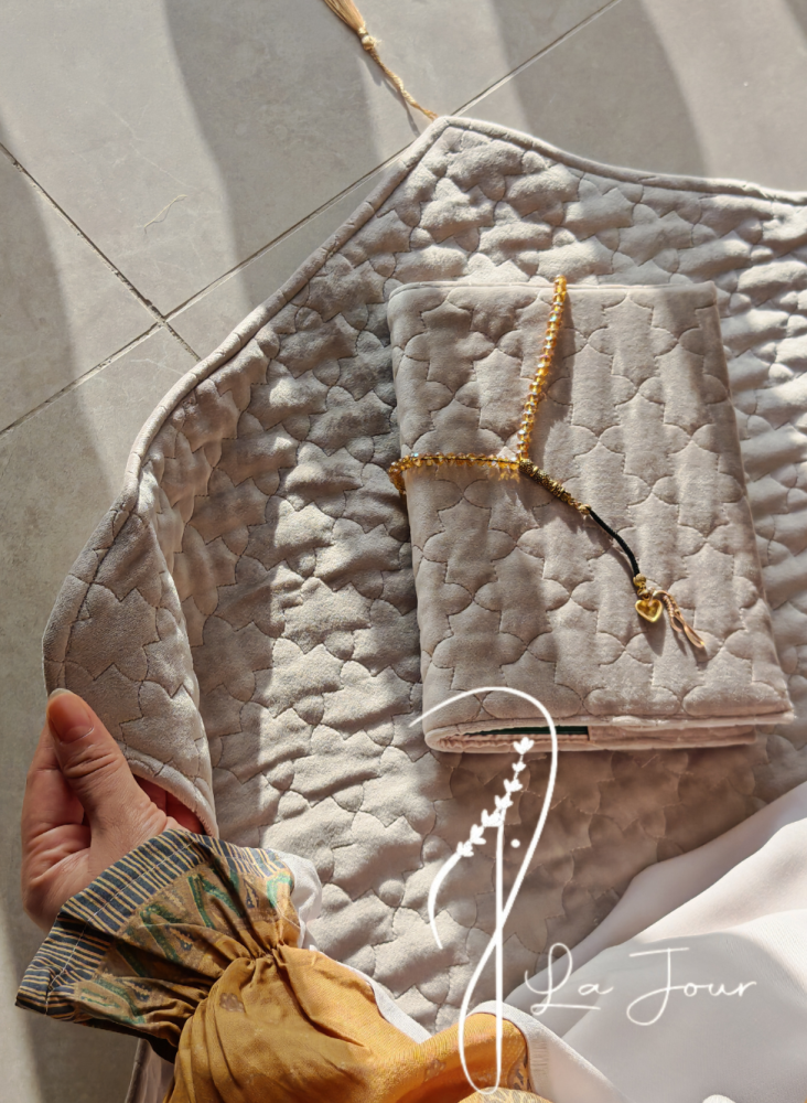 شرشف صلاة لف رسم باتيك بيج فاتح