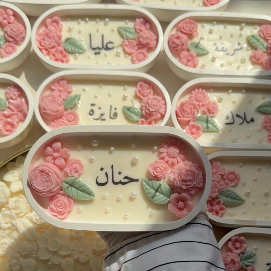 شموع الاسماء بصحن بيضاوي
