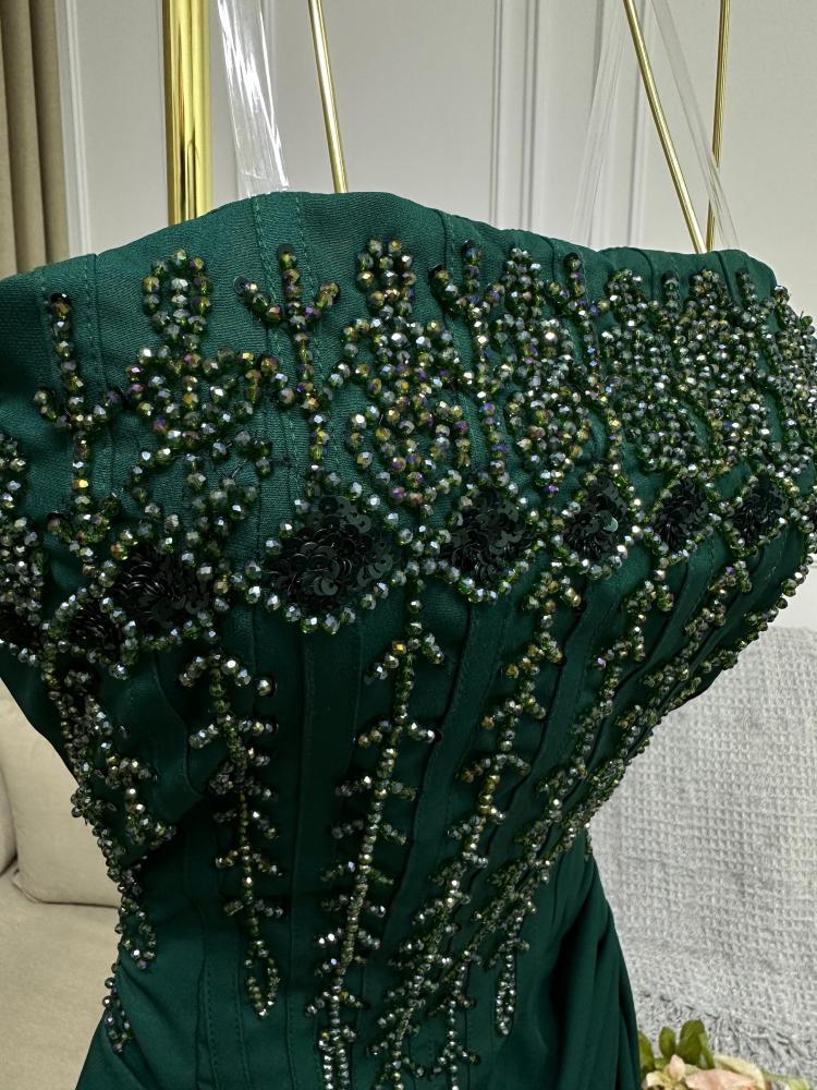 فستان سهرة تب بتطريزات فخمة