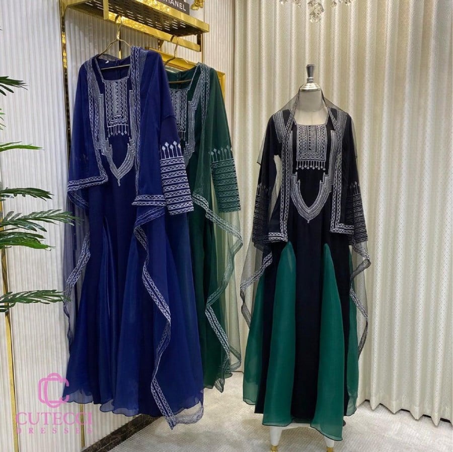 جلابية سواريه سوداء مطرزة مع طرحة
