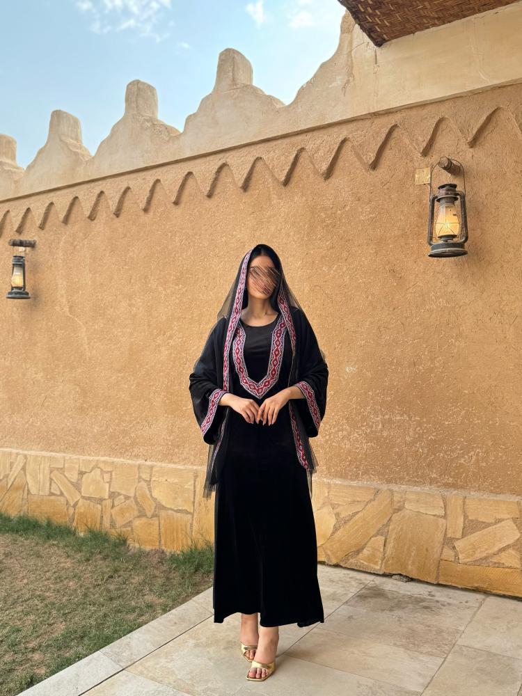 جلابية مخمل اسود مع شال من sky fashion