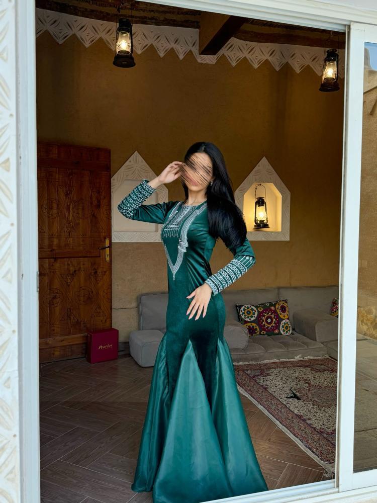 جلابية يوم التاسيس مخمل كسرات مع طرحة
