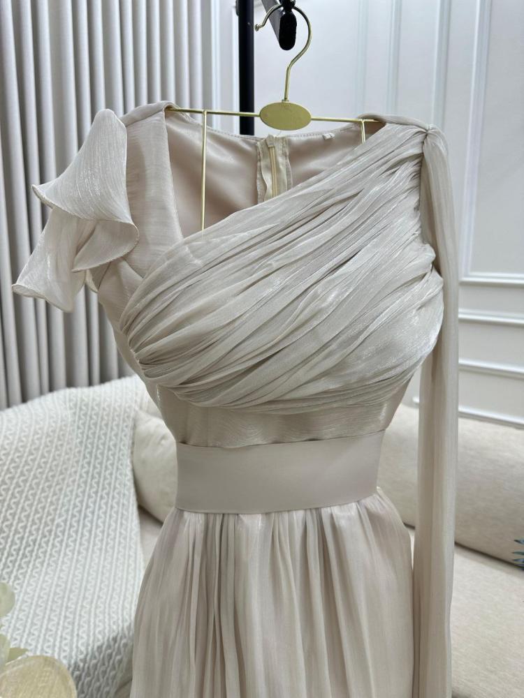 فستان بيج فاتح أنيق بكسرات انسيابية من  sky fashion