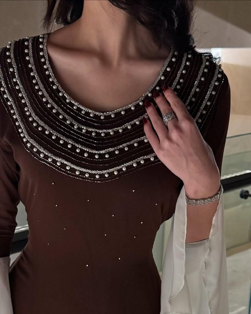 فستان سهرة كريب بني كسرات بيضاء