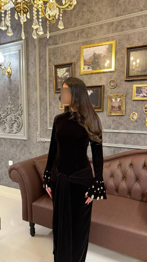 فستان سهرة بني مخمل بأكمام مطرزة كريستال