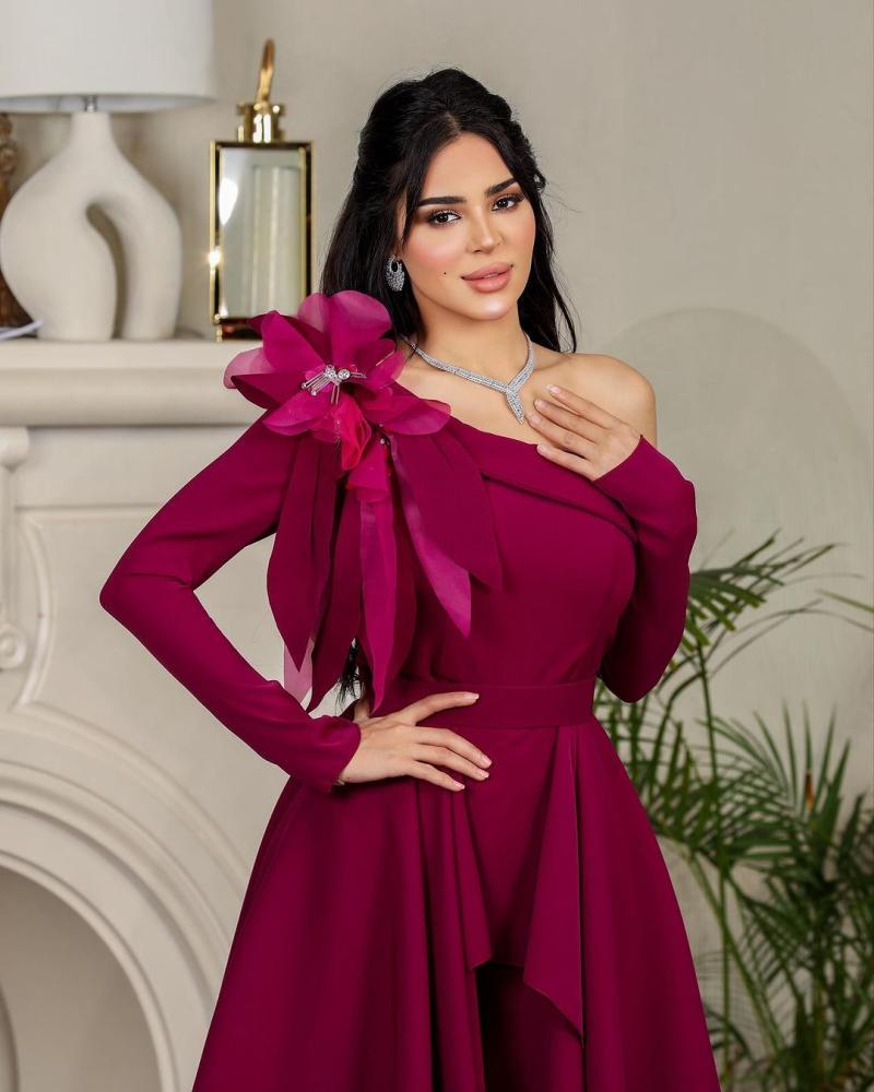 فستان فوشي غامق جذاب بتصميم عصري