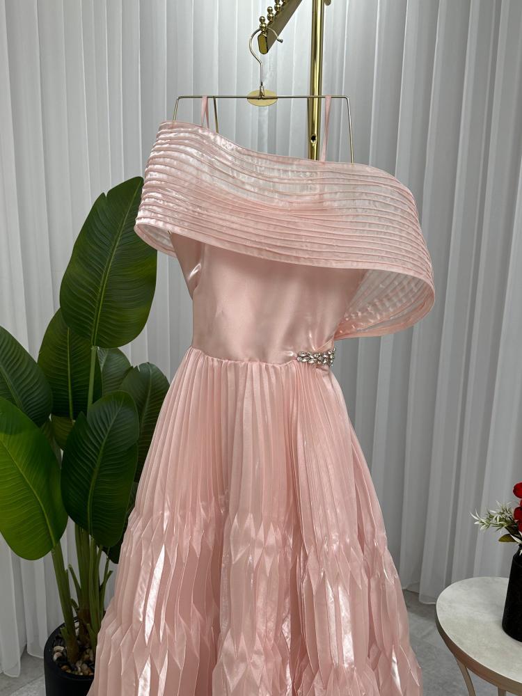 فستان سهرة فاخر بحبات عيسائي ناعمة من sky fashion
