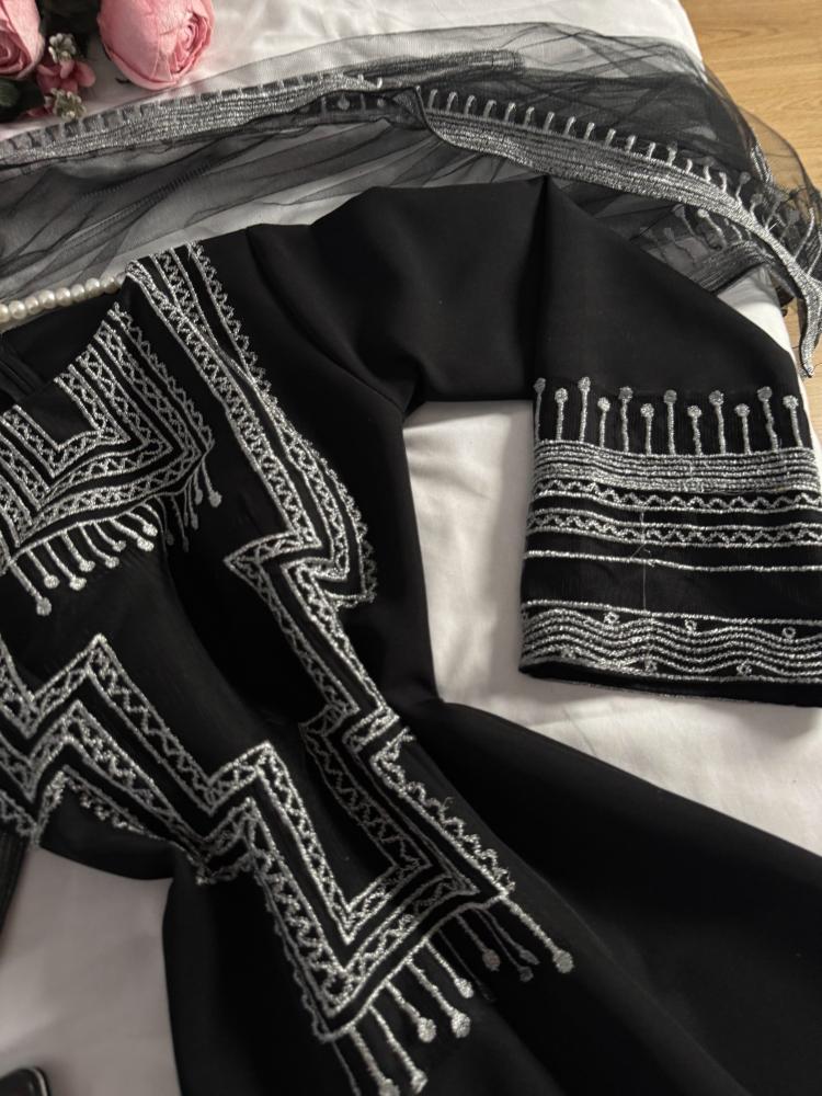 جلابية سوداء ملكية بتطريز أنيق