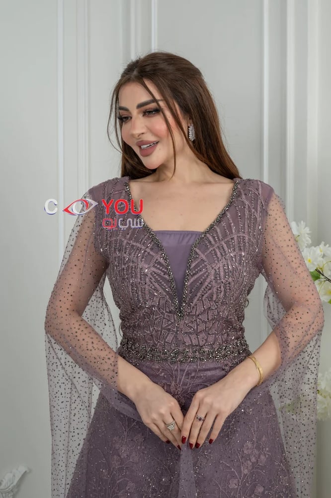 فستان سهرة موف مطرز بالزهور مع أكمام كيب من التل المنقط
