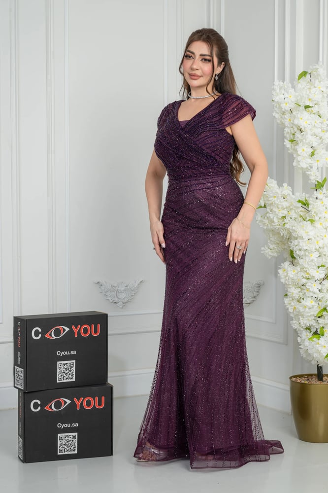 Luxurious purple evening gown, fully embroidered, with an elegant mermaid silhouette.