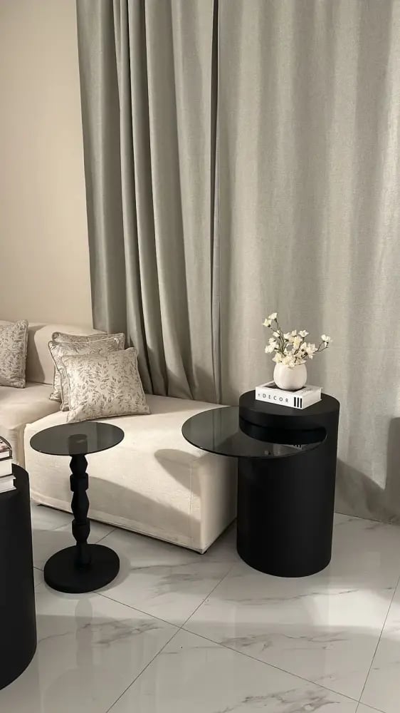 طقم طاولات مودرن باللون الأسود الكامل مع طاولة جانبيه و 4 خدمات