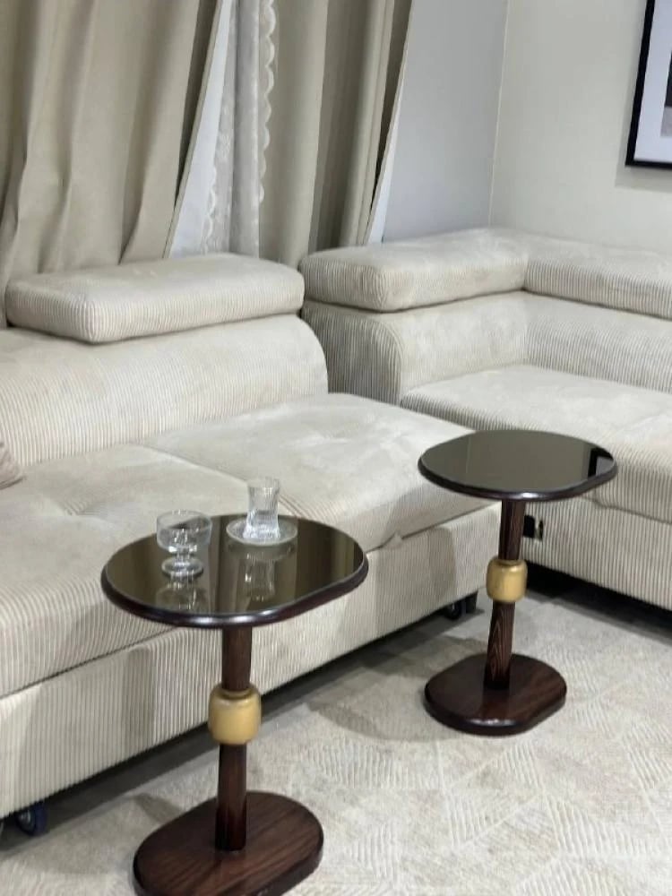 طقم طاولات ضيافة بيضاوي فاخر – خشب سنديان بني مع سطح زجاج و6 طاولات خدمة