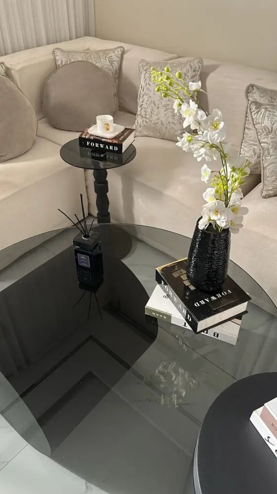 طقم طاولات مودرن باللون الأسود الكامل مع طاولة جانبيه و 4 خدمات